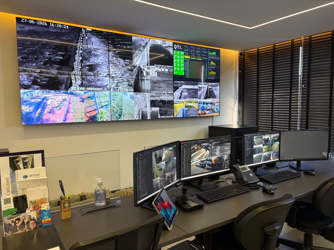 Central de operação QTI — monitoramento humano 24h com câmeras e IA